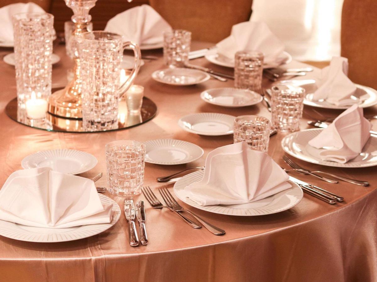 Mövenpick Hotel du Lac Tunis Exteriör bild A table set for fine dining