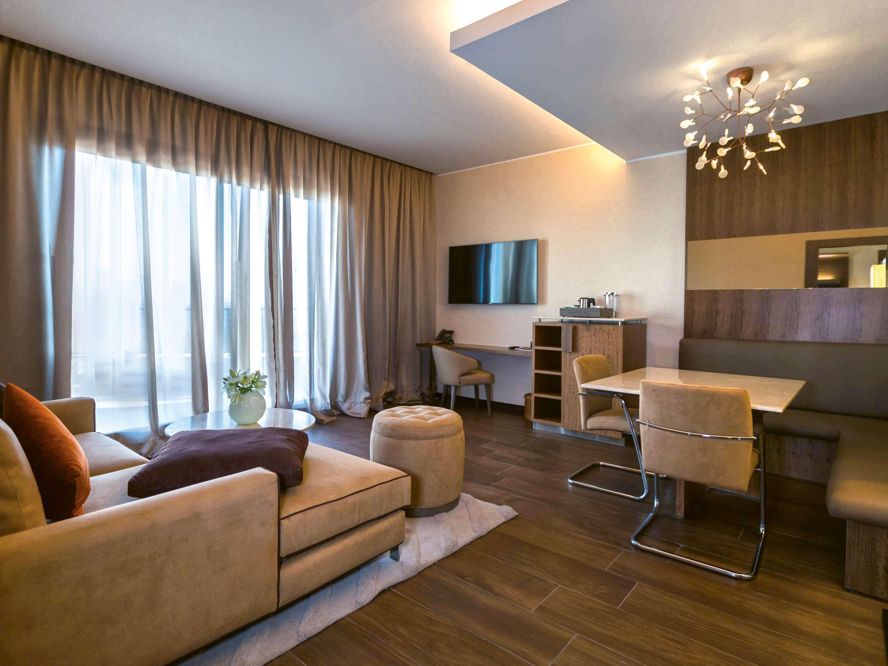 Mövenpick Hotel du Lac Tunis Exteriör bild A living room in a modern apartment