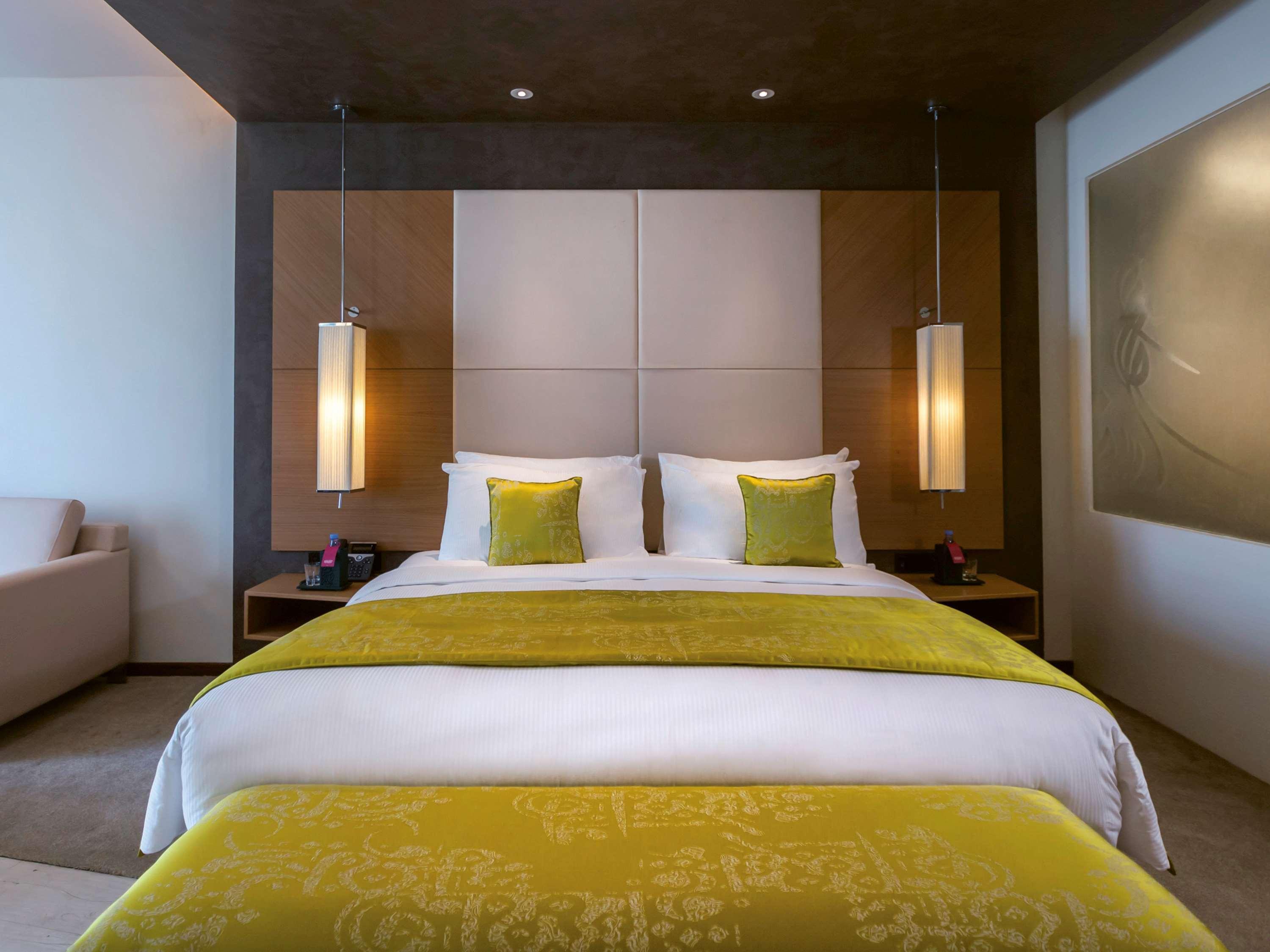 Mövenpick Hotel du Lac Tunis Exteriör bild A bedroom at the hotel