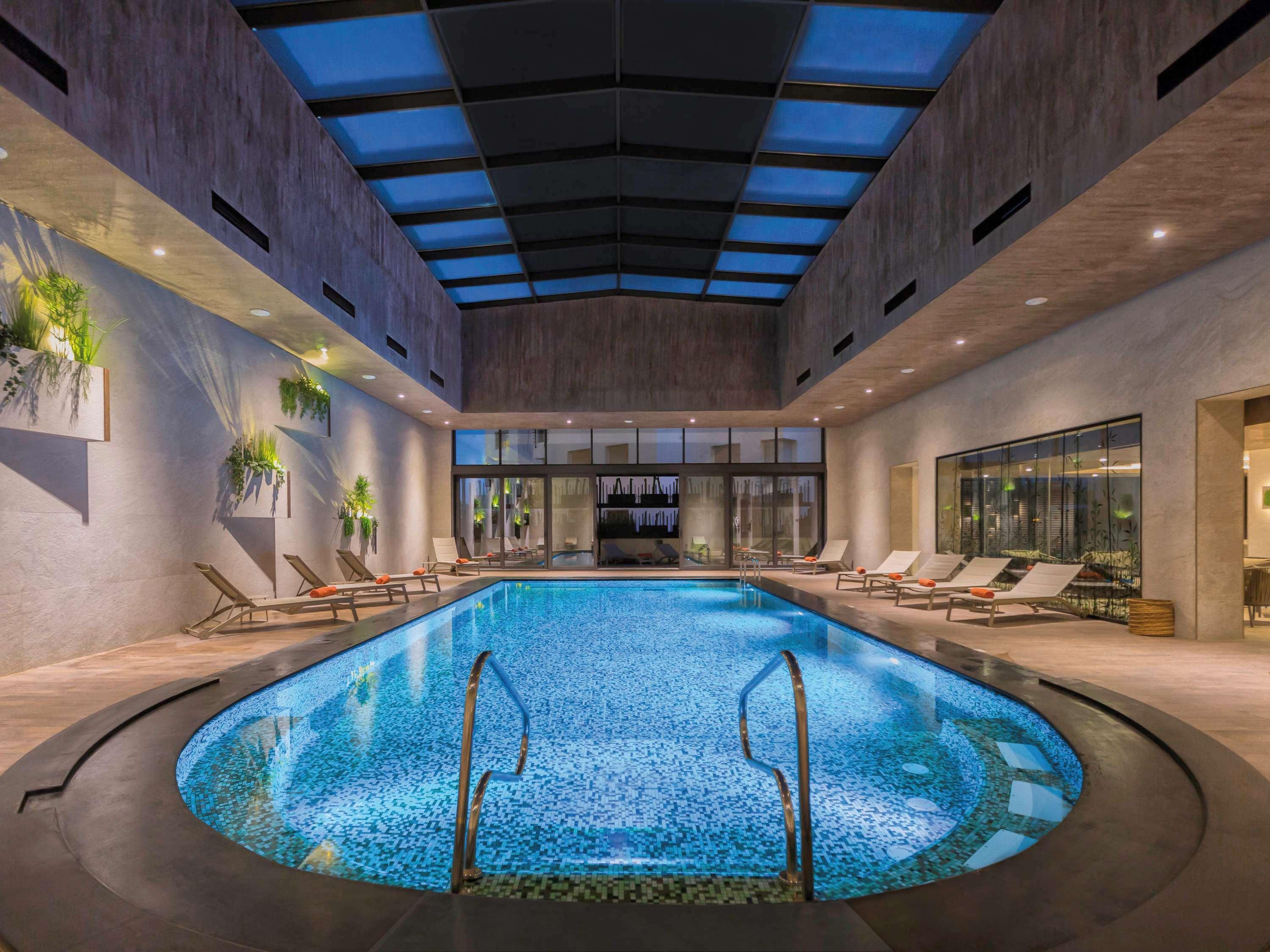 Mövenpick Hotel du Lac Tunis Exteriör bild Indoor pool