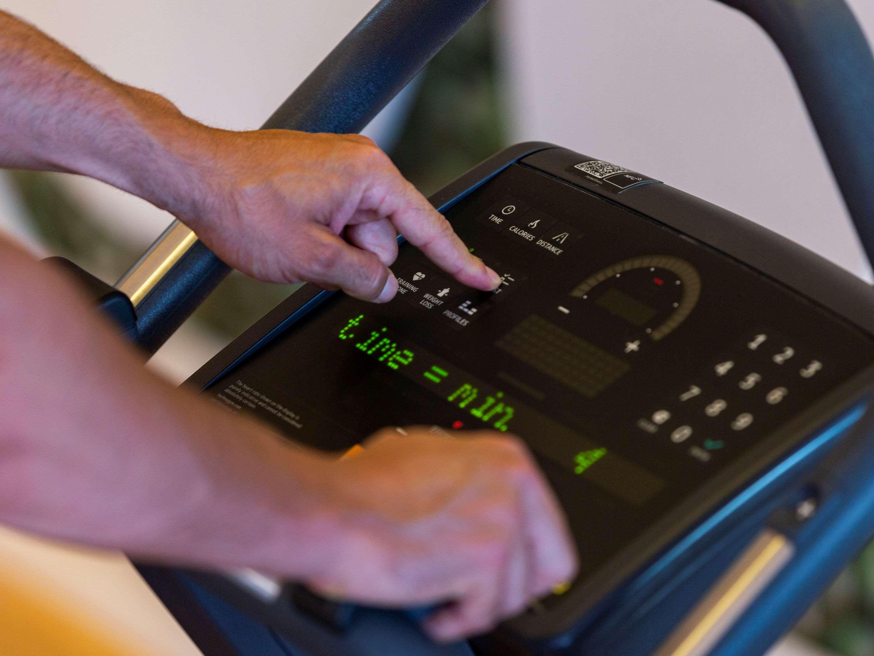 Mövenpick Hotel du Lac Tunis Exteriör bild A treadmill console