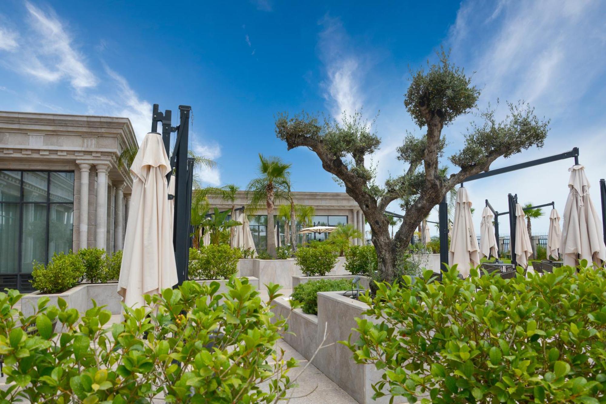 Mövenpick Hotel du Lac Tunis Exteriör bild The hotel's rooftop
