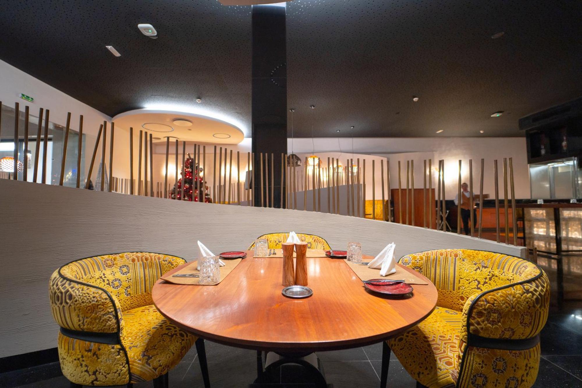 Mövenpick Hotel du Lac Tunis Exteriör bild Interior of the restaurant