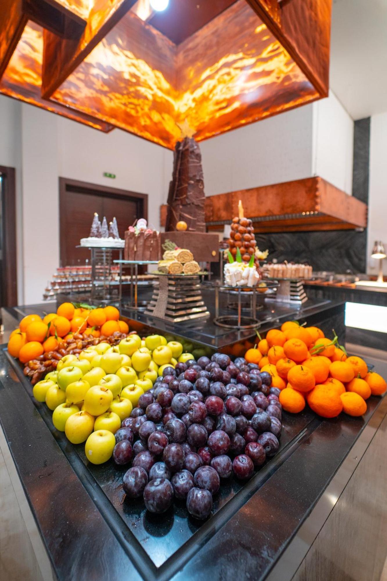 Mövenpick Hotel du Lac Tunis Exteriör bild Fruit at a buffet